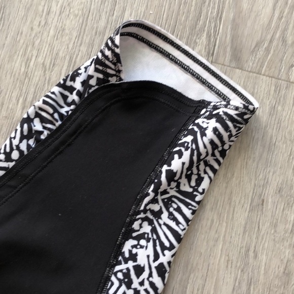lululemon leggings cropped size 6 great condition black and white. - Picture 2 of 5